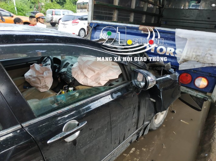 Chiếc Honda Civic bung 2 túi khí bên trong xe