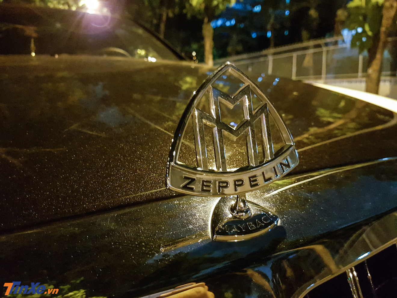 Logo M kép trước đầu xe có thêm dòng chữ Zeppelin