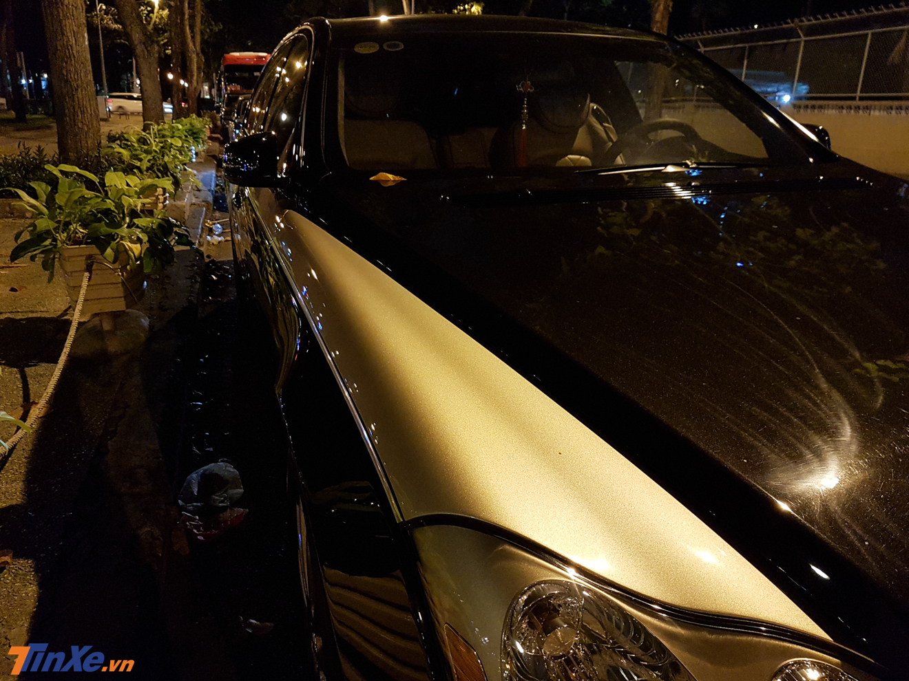 Cận cảnh đường sọc bên hông xe của Maybach Zeppelin