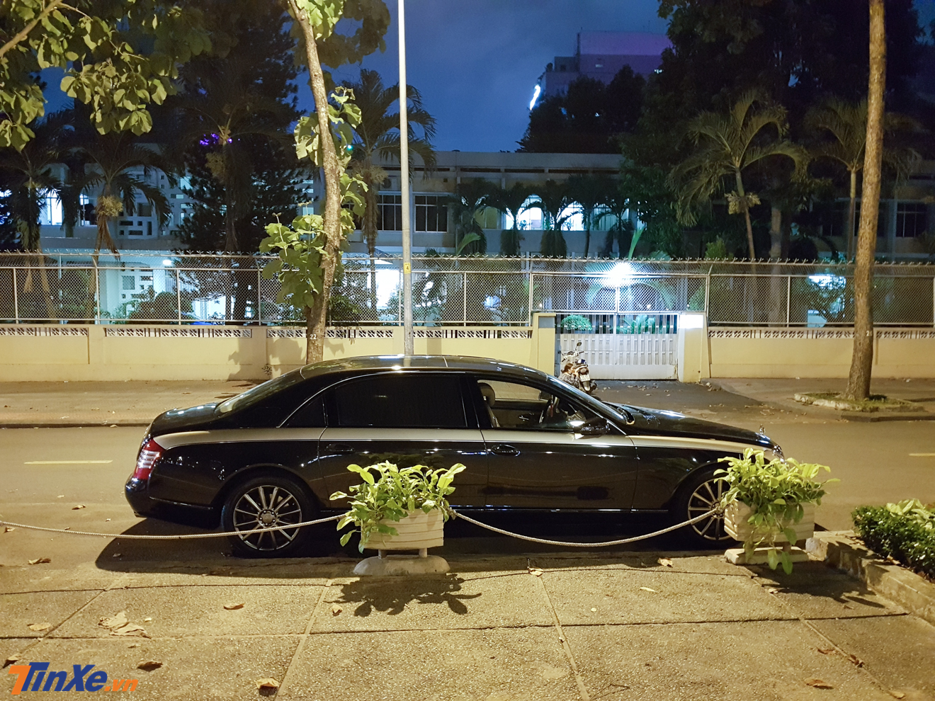 Chiếc Maybach Zeppelin này có ngoại thất màu đen tuyền cùng hai sọc bên hông xe màu nâu sáng