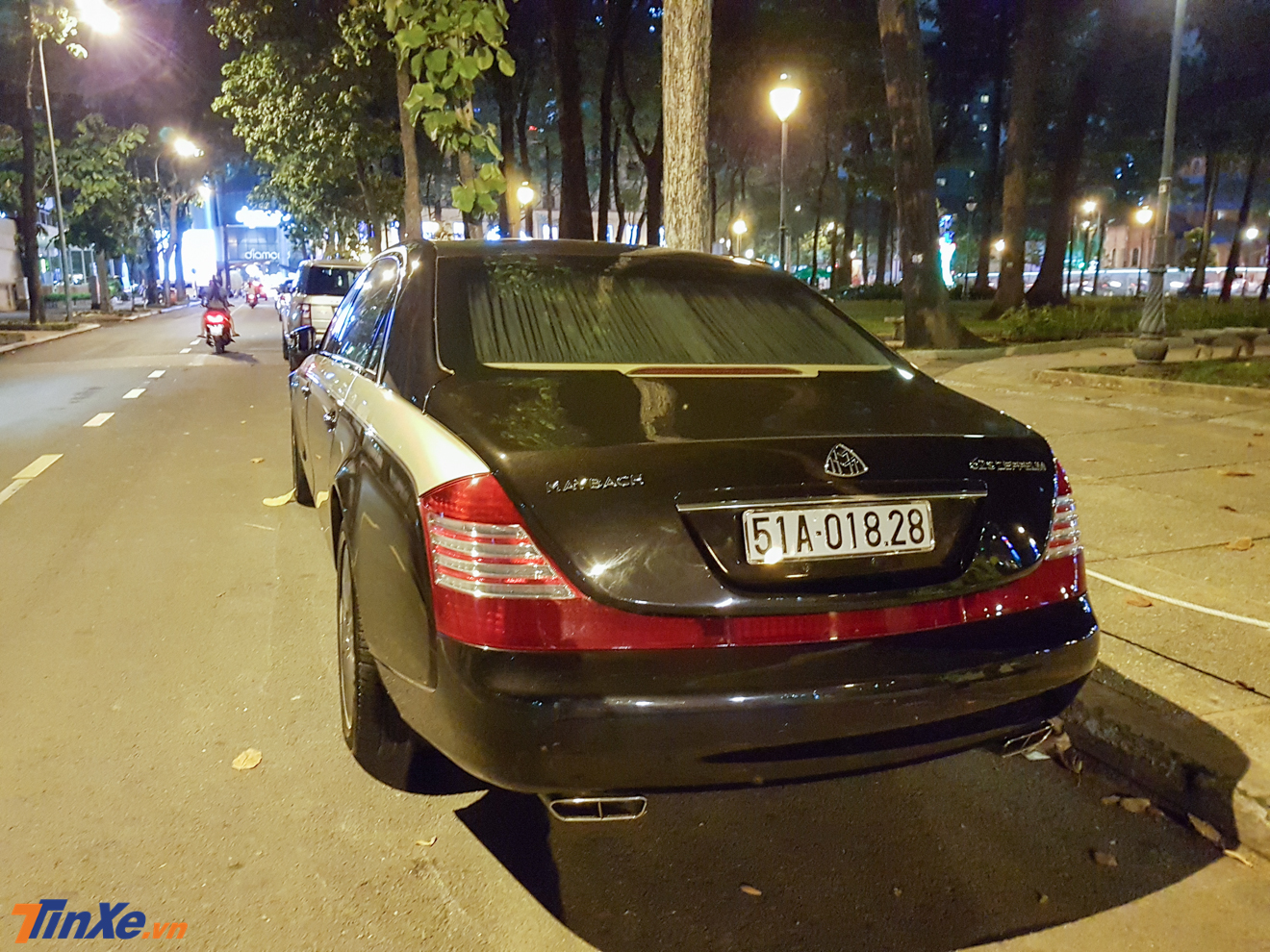 Vẻ đẹp của xe siêu sang Maybach Zeppelin nhìn từ đuôi xe