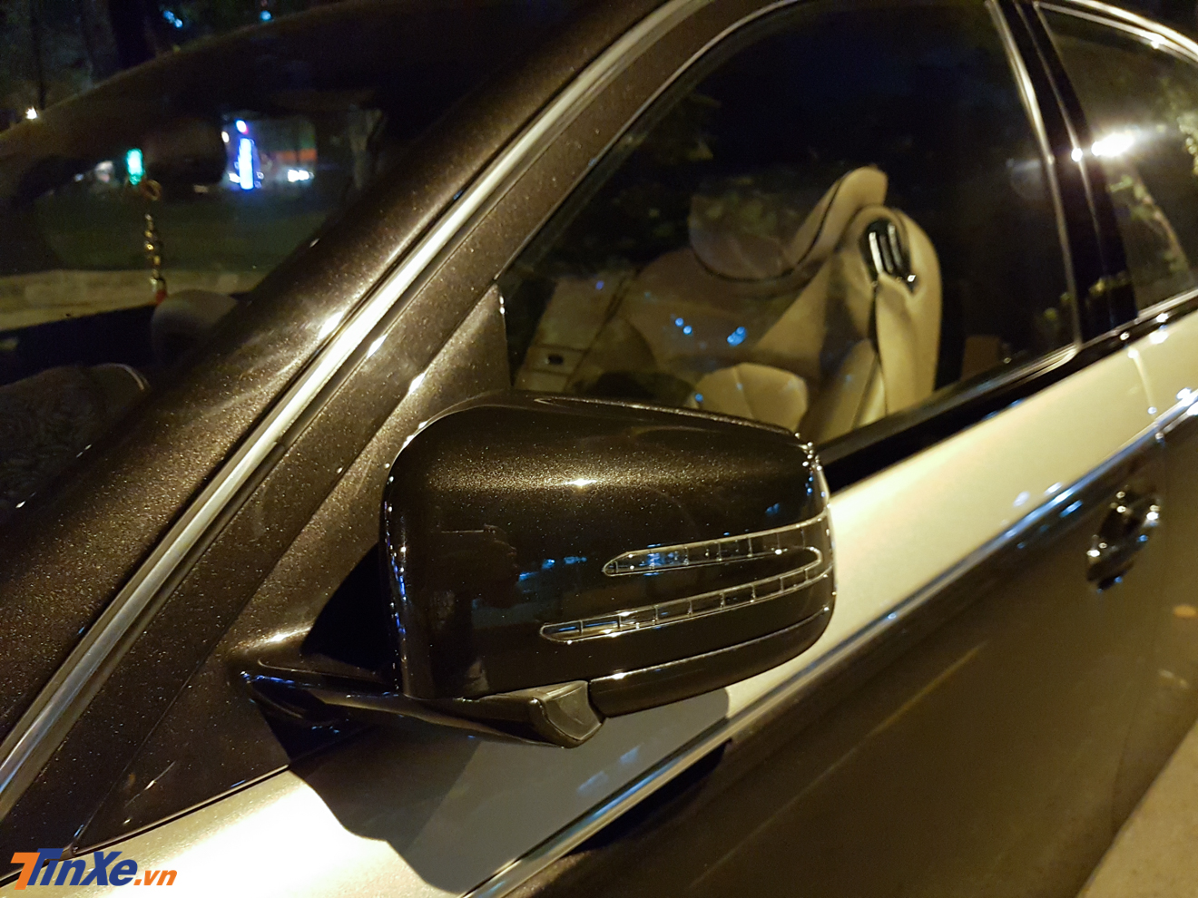 Gương chiếu hậu chỉnh điện và thiết kế khác so với Maybach 62S
