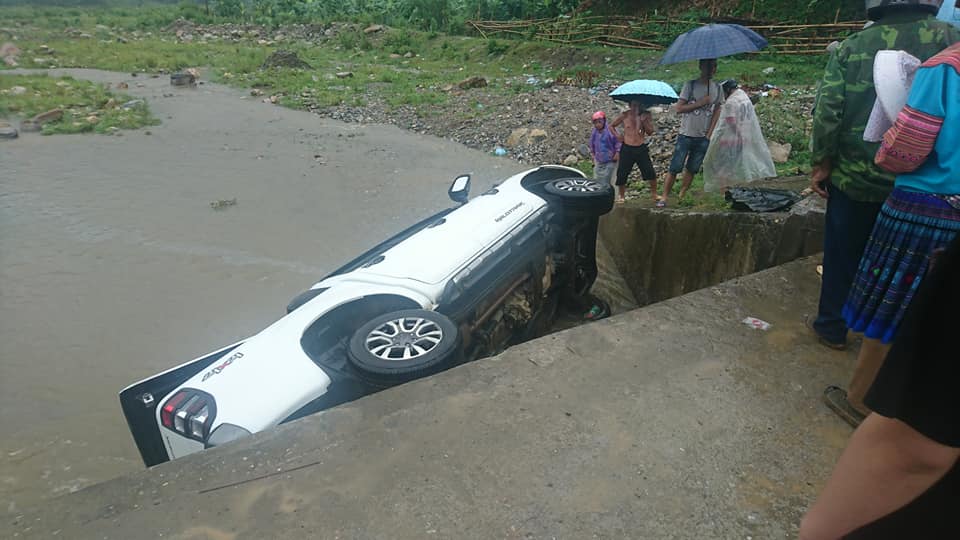 Ford Ranger màu trắng lật nghiêng khi rơi xuống suối