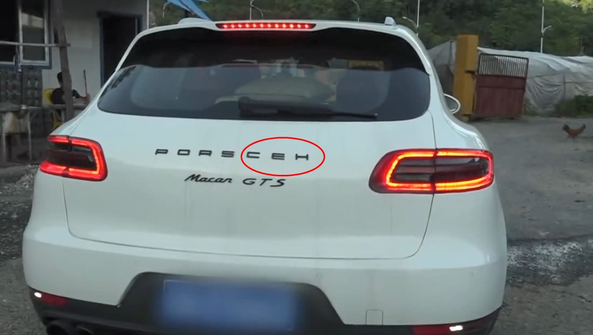 D&ograve;ng chữ Porsceh được gh&eacute;p sai