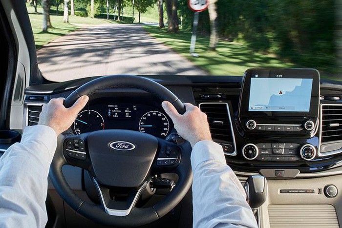 Ford Tourneo c&oacute; tiện nghi b&ecirc;n trong kh&aacute; đầy đủ.