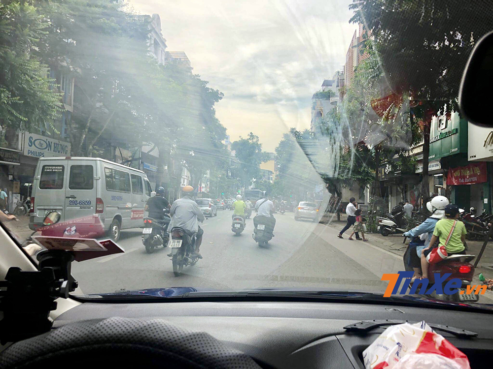 Trong điều kiện không mưa thì lớp phủ chống bám nước tạo lớp mù trên kính lái.