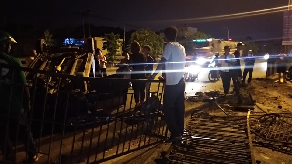 Vụ tai nạn khiến nhiều người t&ograve; m&ograve;, tập trung quanh khu vực chiếc xe bị lật ngửa