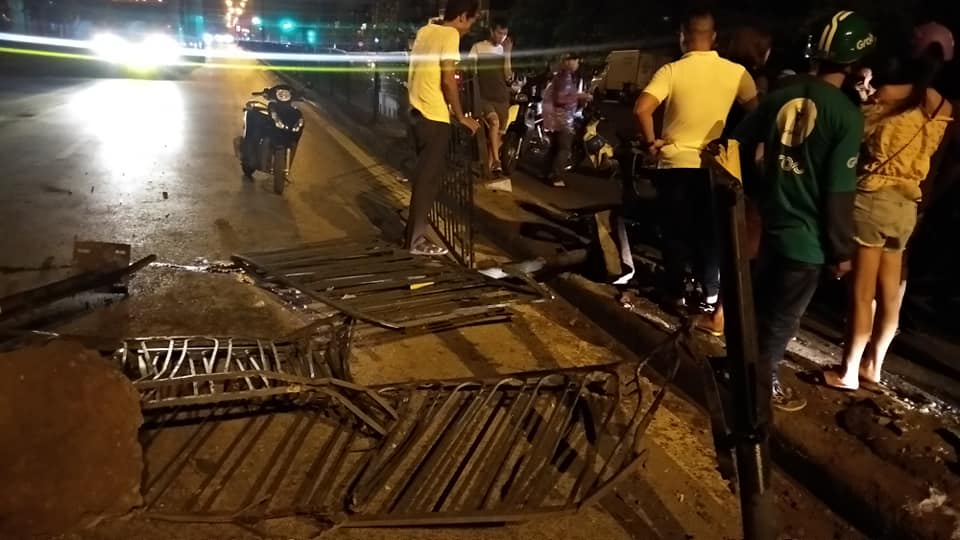 R&agrave;o chắn tr&ecirc;n dải ph&acirc;n c&aacute;ch bị hất tung