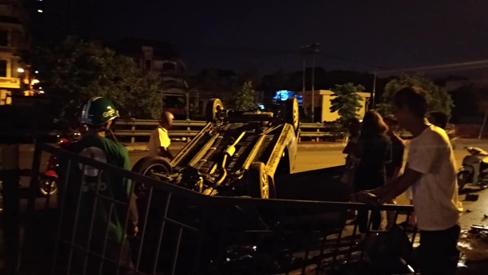 Chiếc xe &ocirc; t&ocirc; con lật ngửa tại đường Giải Ph&oacute;ng - H&agrave; Nội do phụ nữ cầm l&aacute;i (Ảnh: Facebook)