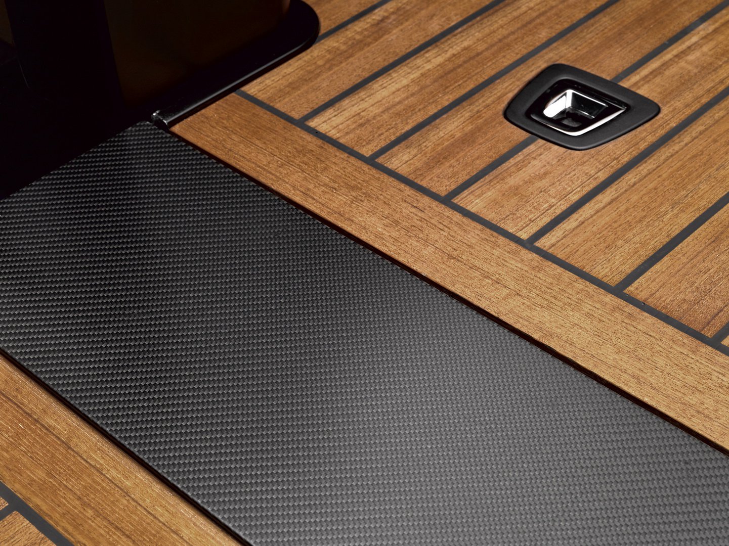 Một phần của thùng chở hàng được làm bằng nhựa gia cố sợi carbon