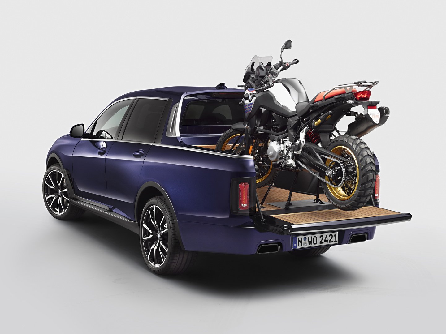 Chiếc mô tô phân khối lớn BMW F850 GS được đưa lên thùng sau của chiếc xe bán tải