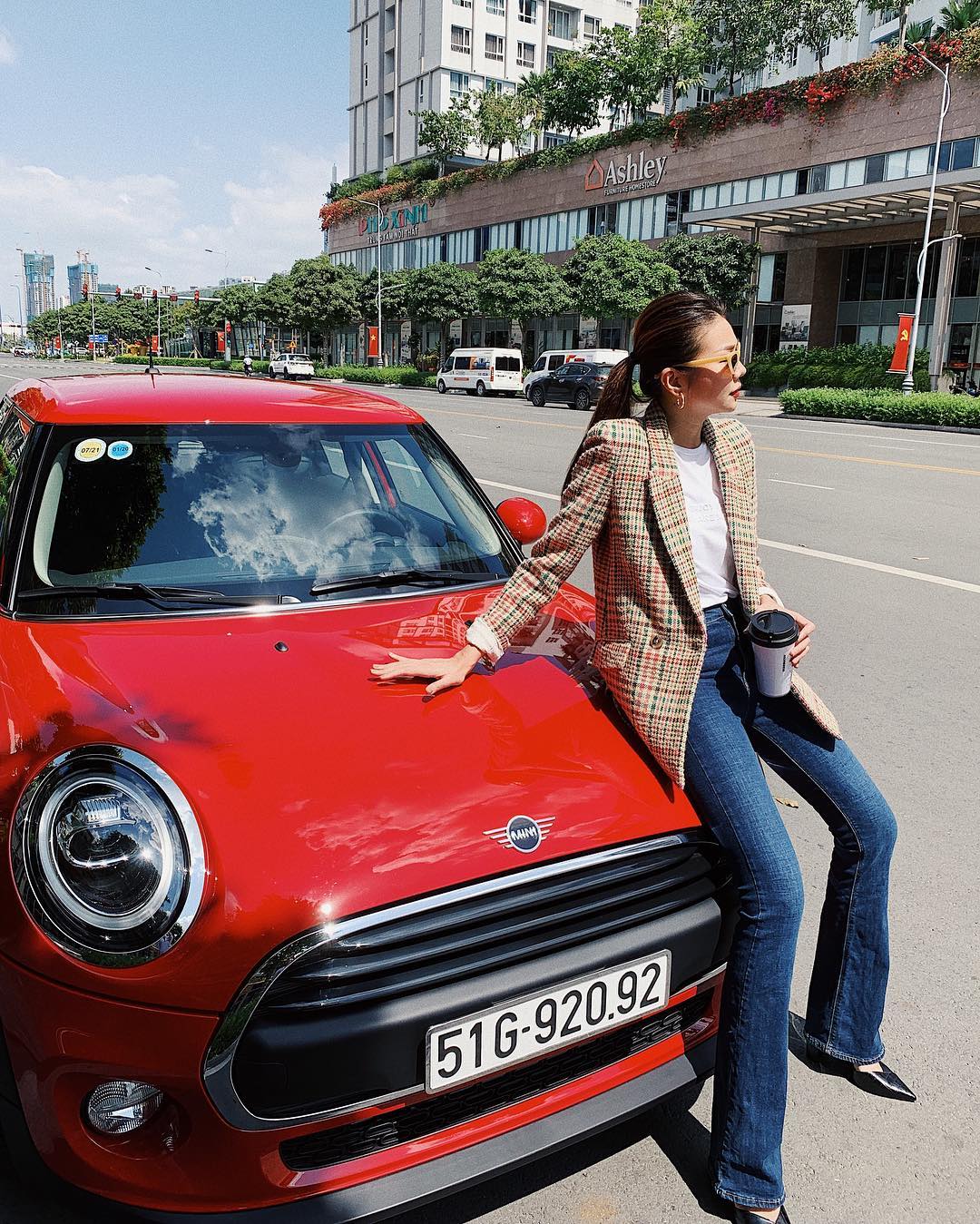 Trước khi mua Porsche Macan 2019, Thanh Hằng từng tậu Mini One màu đỏ