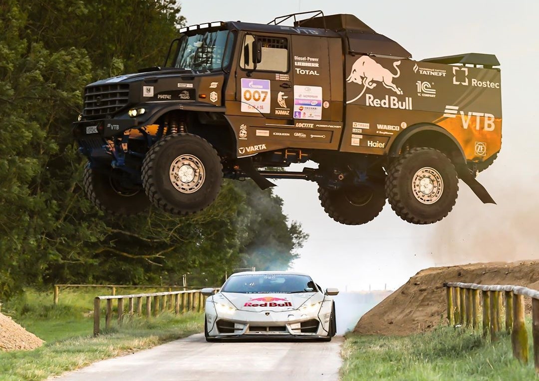 Xe tải chiến đấu Kamaz Dakar và siêu xe Lamborghini Huracan LP580-2 được độ lên công suất 900 mã lực của Mad Mike Whiddett