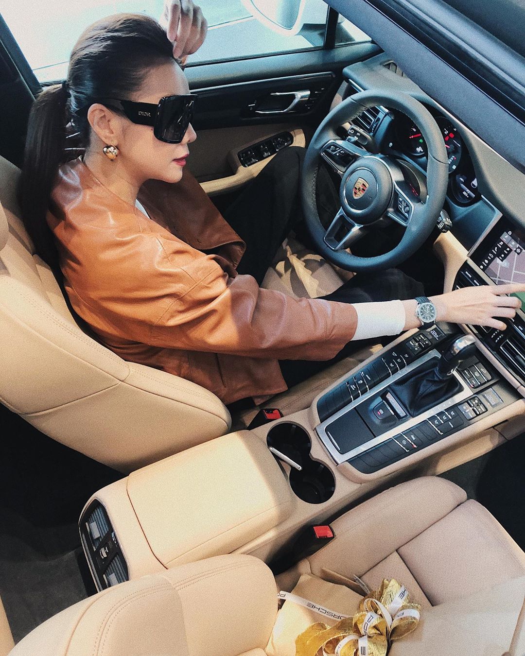 Siêu mẫu Thanh Hằng mới mua chiếc Porsche Macan 2019 để làm quà sinh nhật cho tuổi 36 sắp tới