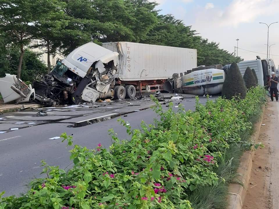 Kinh hoàng xe container tông xe bồn trong khu công nghiệp Cái Mép, 1 người thương nặng