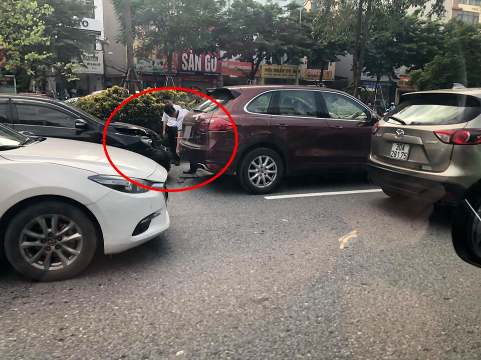 Toyota Corolla Altis đâm móp đuôi Porsche Cayenne S