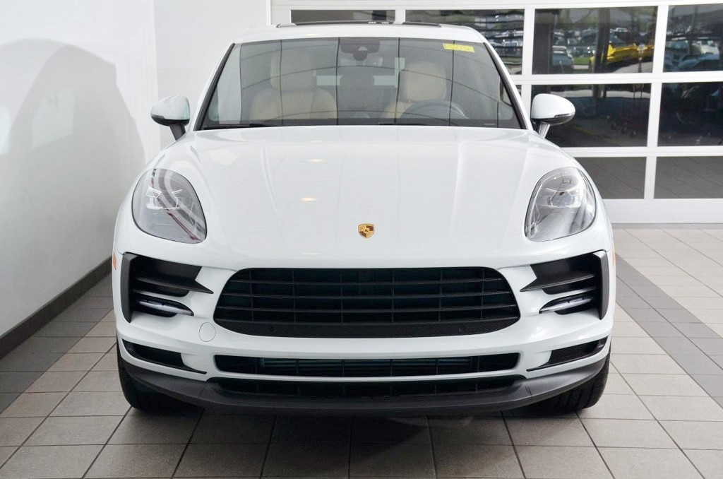 Porsche Macan 2019 của siêu mẫu Thanh Hằng mới mua có màu sơn trắng