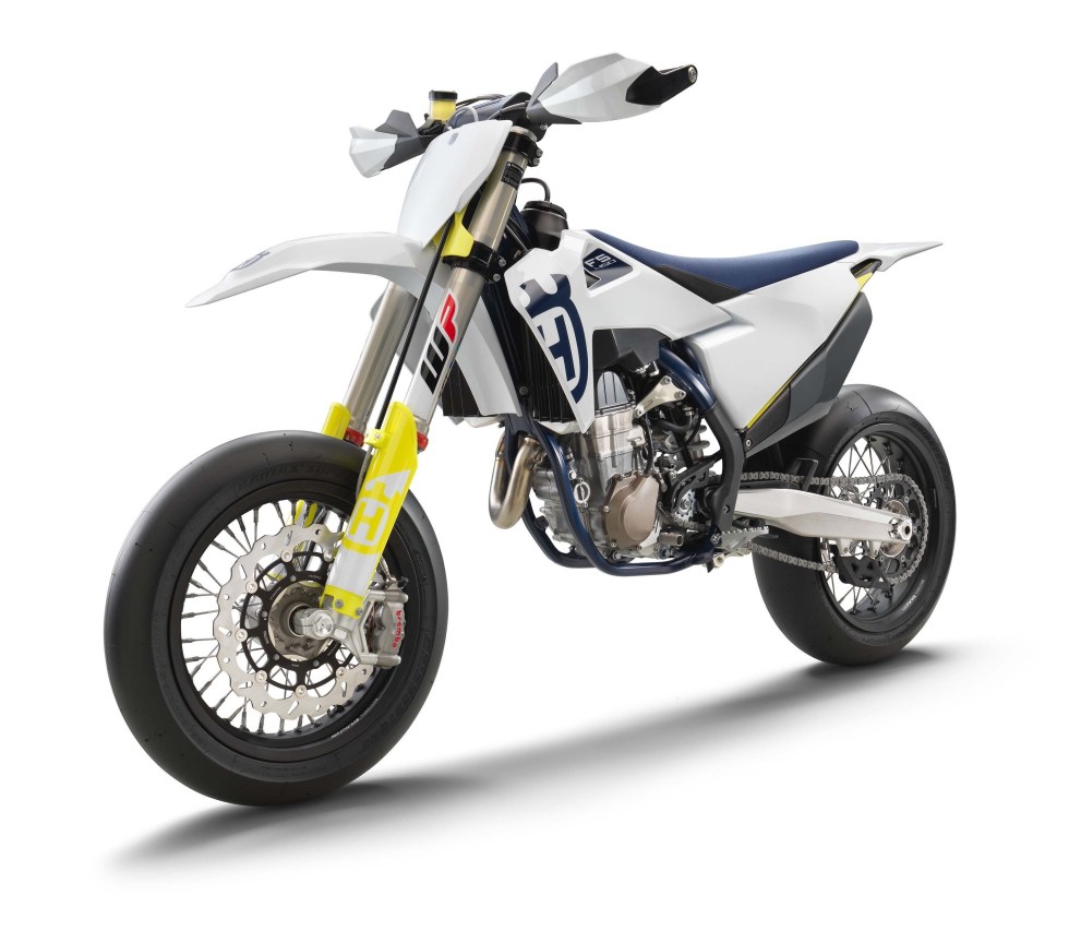 Chiếc xe mang cặp vành motard kích thước 17 inch sử dụng lốp lớn khỏe khoắn