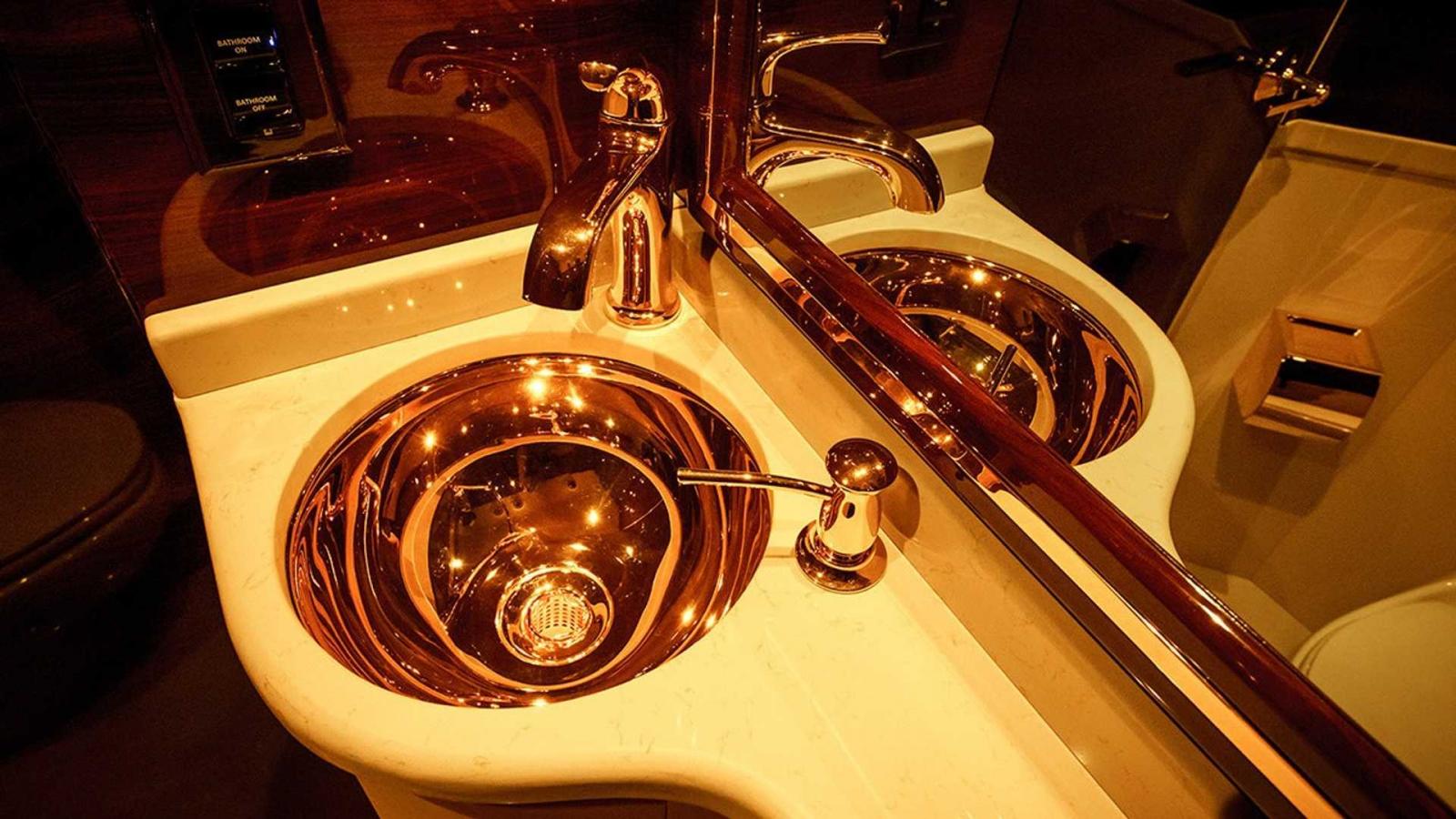 V&ograve;i nước v&agrave; bồn rửa mặt trong nh&agrave; vệ sinh được mạ v&agrave;ng 24K