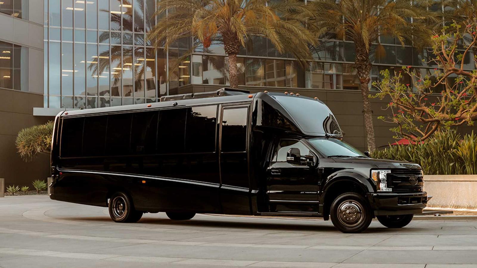 Lexani G:77 Sky Master được ph&aacute;t triển dựa tr&ecirc;n Ford F-550