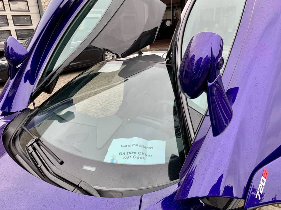 Tờ giấy xuất hiện b&ecirc;n trong khoang l&aacute;i của chiếc si&ecirc;u xe McLaren 720S m&agrave;u t&iacute;m ở đại l&yacute; McLaren Đức