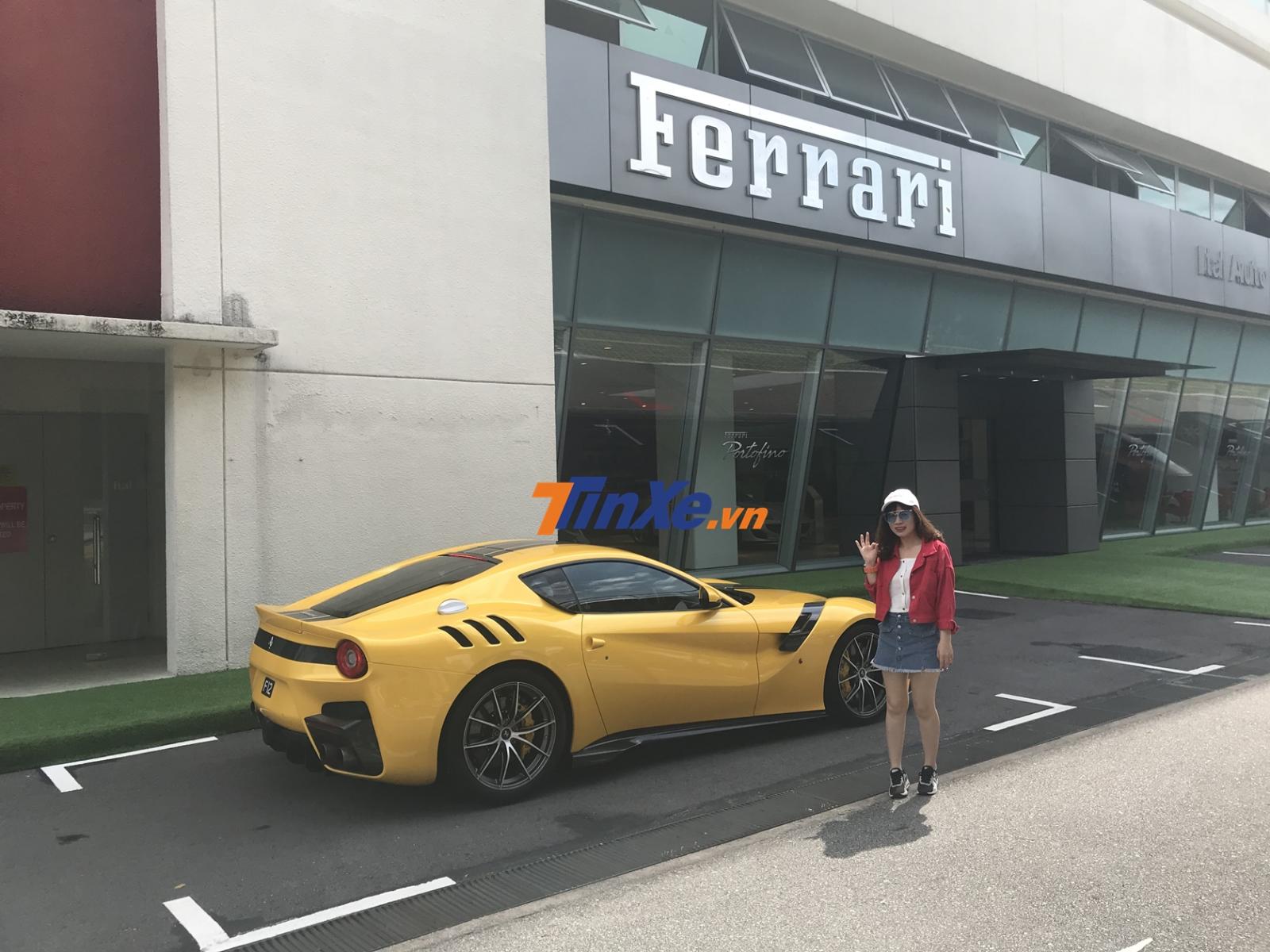 Một đại l&yacute; si&ecirc;u xe Ferrari ở Singapore