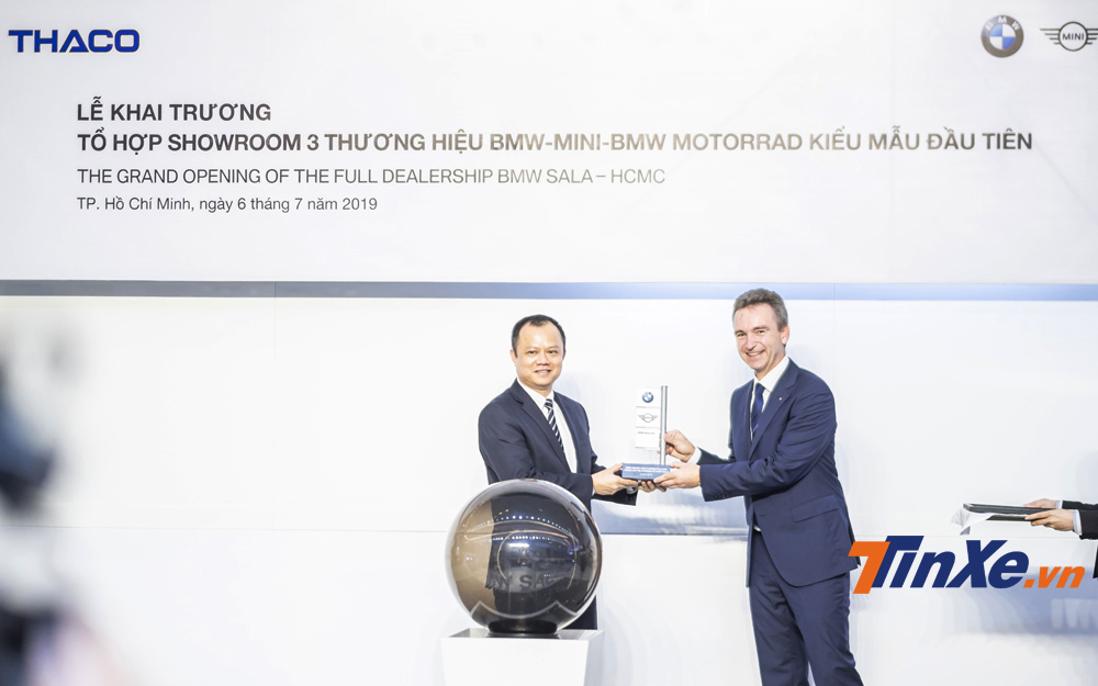 Ông Christopher Wehner - Giám đốc điều hành BMW Châu Á - trao chứng nhận tiêu chuẩn BMW cho tổ hợp showroom BMW Sala.