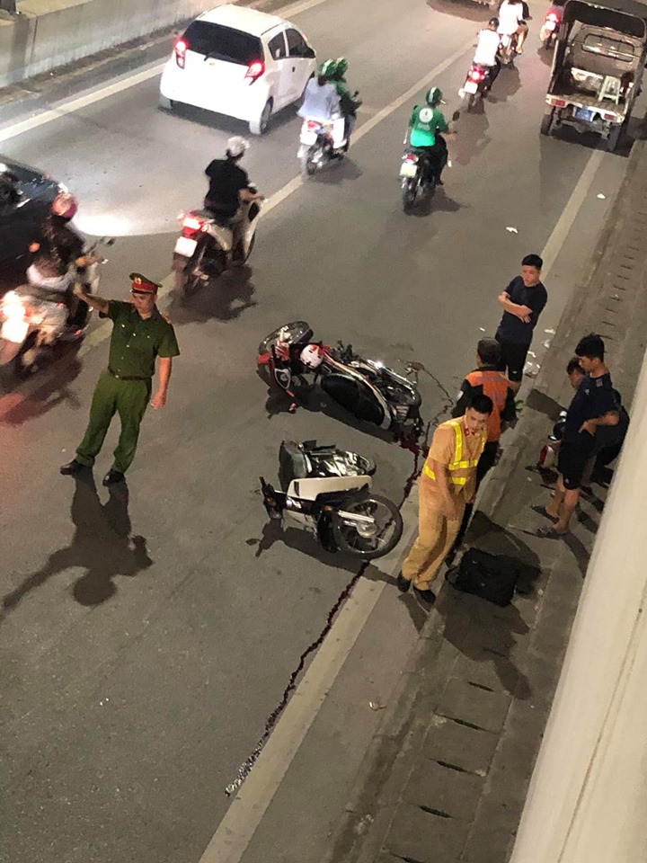 Lực lượng chức năng c&oacute; mặt tại hiện trường vụ tai nạn