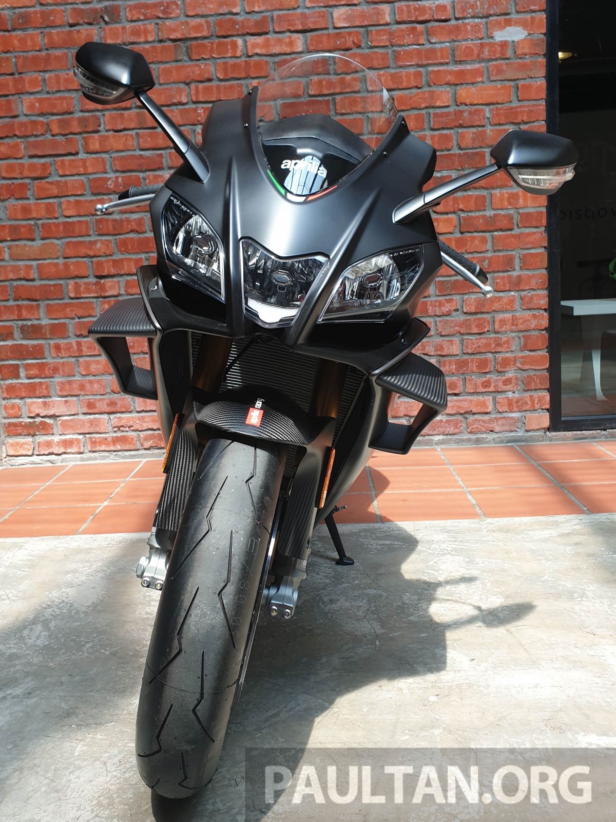 Aprilia RSV4 1100 Factory được trang bị c&aacute;nh gi&oacute; ở hai b&ecirc;n yếm xe gi&uacute;p tăng t&iacute;nh kh&iacute; động học