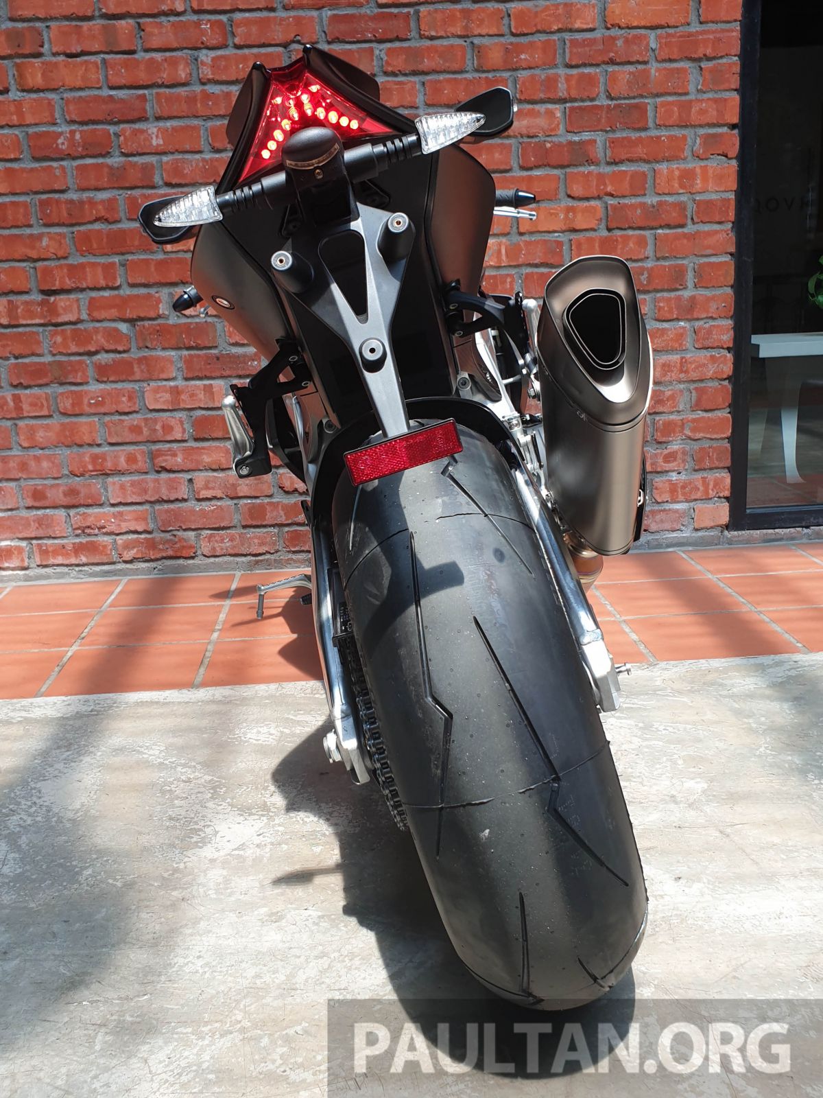 Đu&ocirc;i xe Aprilia RSV4 1100 Factory