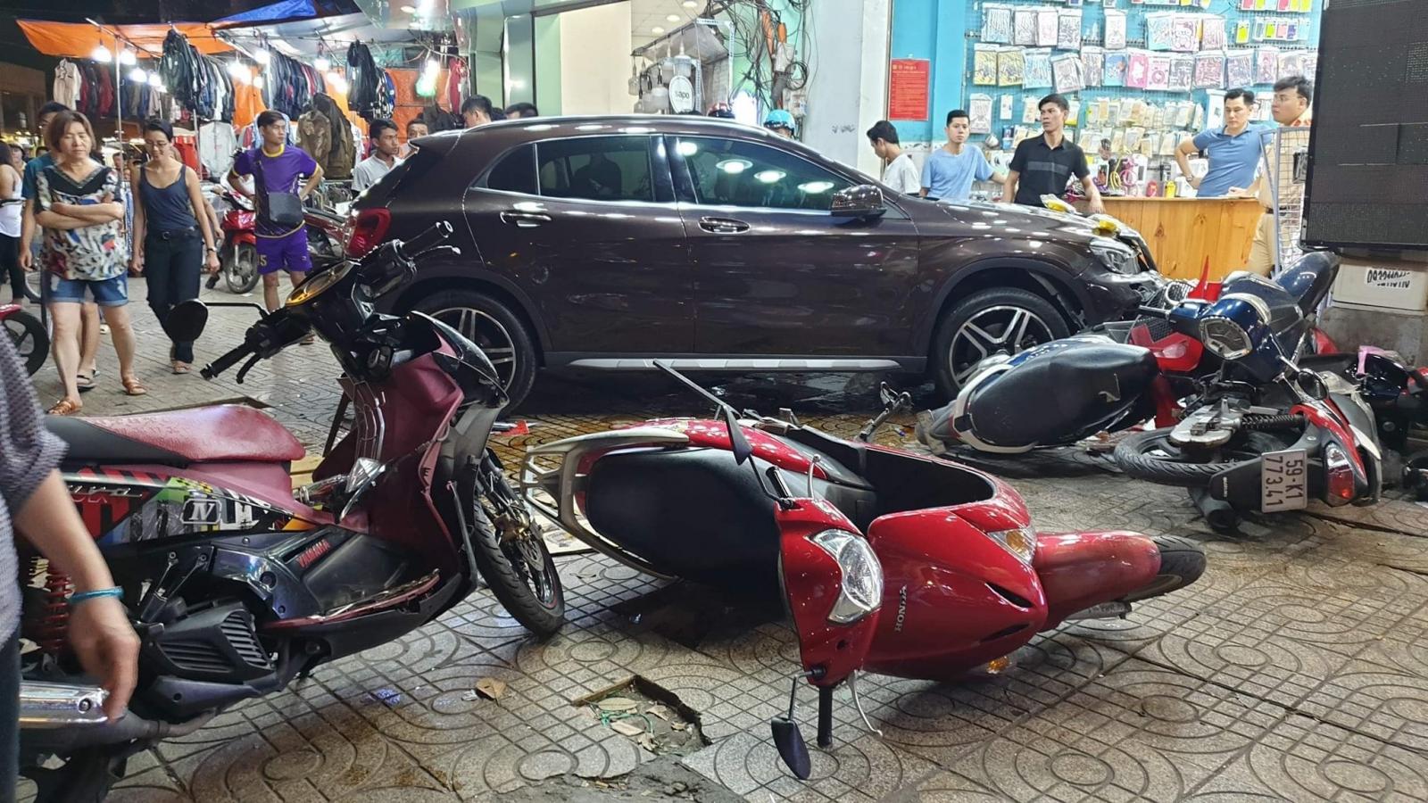 Chiếc xe Mercedes-Benz GLA 250 chỉ dừng lại sau khi đâm vào một cửa hàng bán phụ kiện điện thoại trên đường Trần Phú