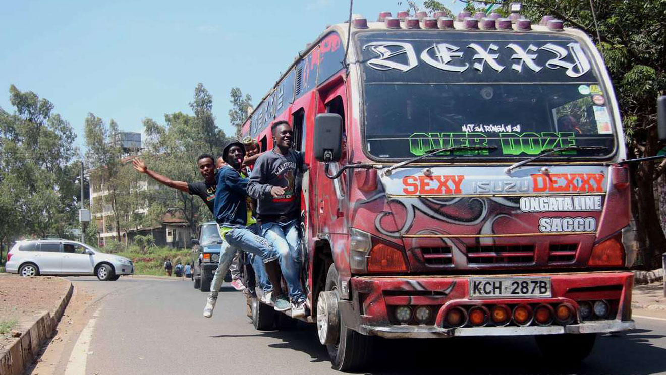 Đến với Nairobi, thủ đô Kenya, chắc hẳn du khách nào cũng ấn tượng với những chiếc xe buýt màu sắc thế này