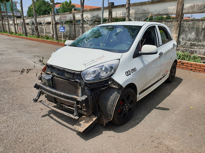 Chiếc Kia Morning bị vỡ nát đầu xe sau 2 vụ tai nạn liên tiếp
