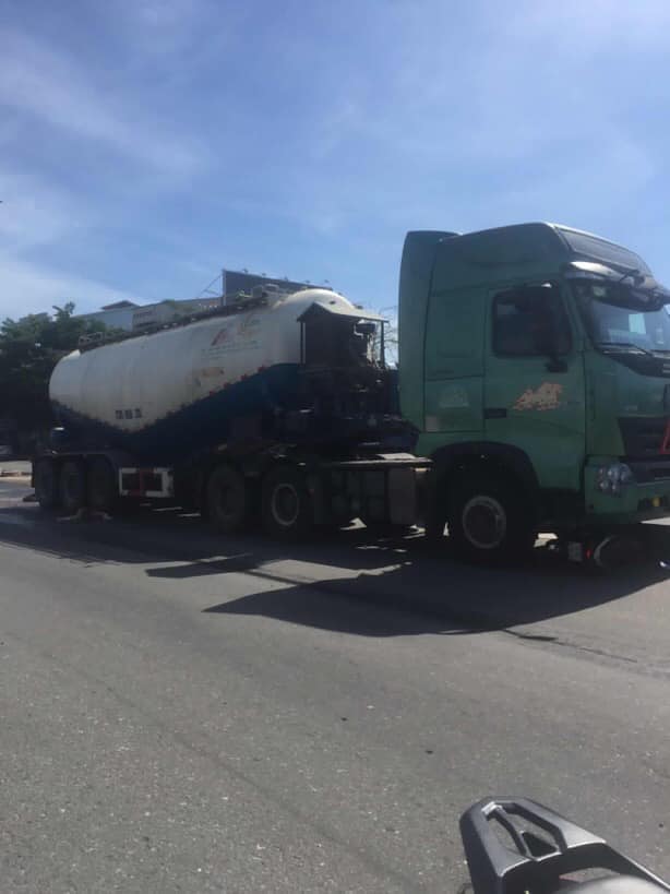 Hiện trường vụ tai nạn giữa xe bồn và xe máy