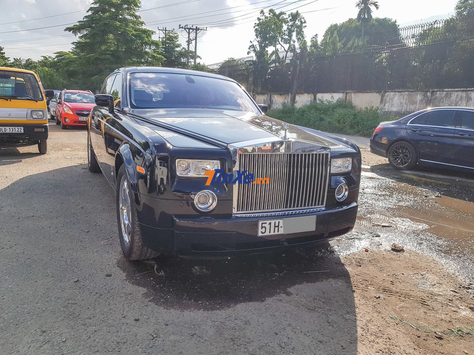 Việc chiếc xe si&ecirc;u sang Rolls-Royce Phantom thế hệ cũ n&agrave;y bị khuyết một chụp m&acirc;m b&aacute;nh xe ph&iacute;a sau khiến cư d&acirc;n mạng đặt ra hai giả thiết