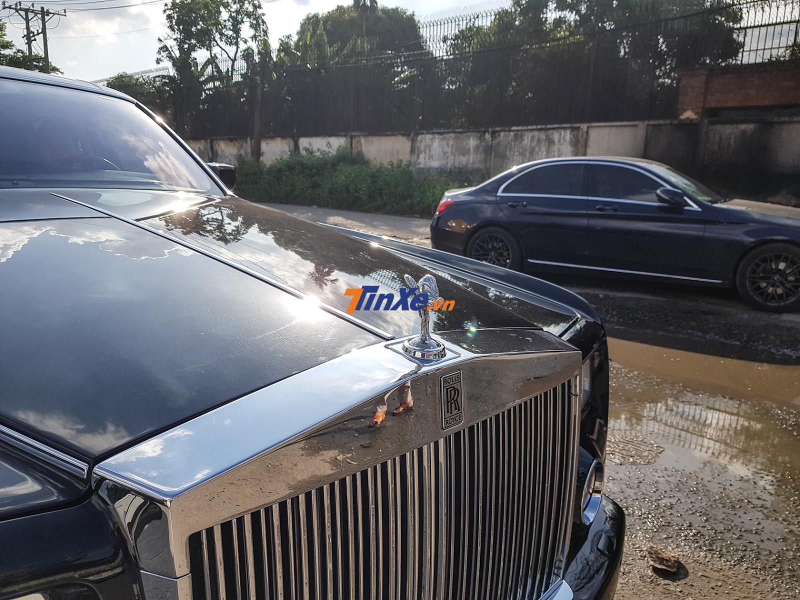 Biểu tượng đặc trưng Spirit of Ecstasy của xe si&ecirc;u sang Rolls-Royce vẫn c&oacute; mặt tr&ecirc;n chiếc Phantom thế hệ thứ 7 n&agrave;y với m&agrave;u bạc