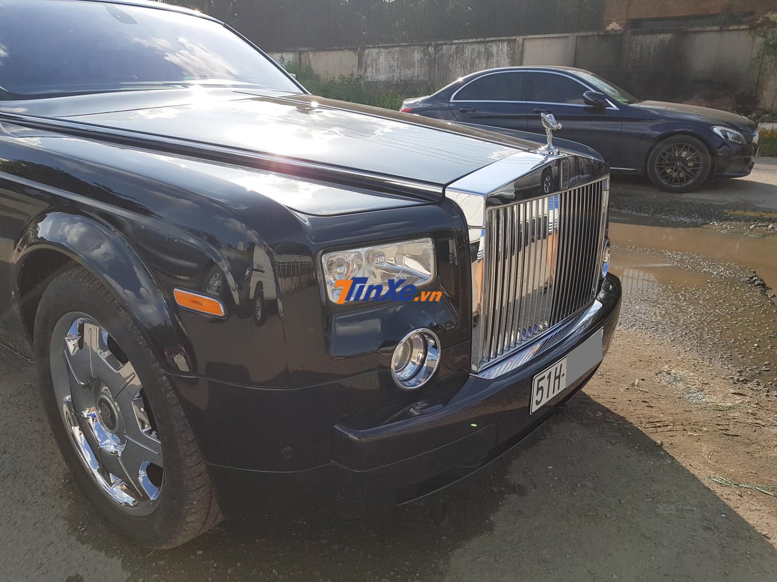 Rolls-Royce Phantom VII thế hệ đầu ti&ecirc;n sở hữu đ&egrave;n pha vu&ocirc;ng vức kh&ocirc;ng t&iacute;ch hợp dải đ&egrave;n LED chiếu s&aacute;ng ban ng&agrave;y