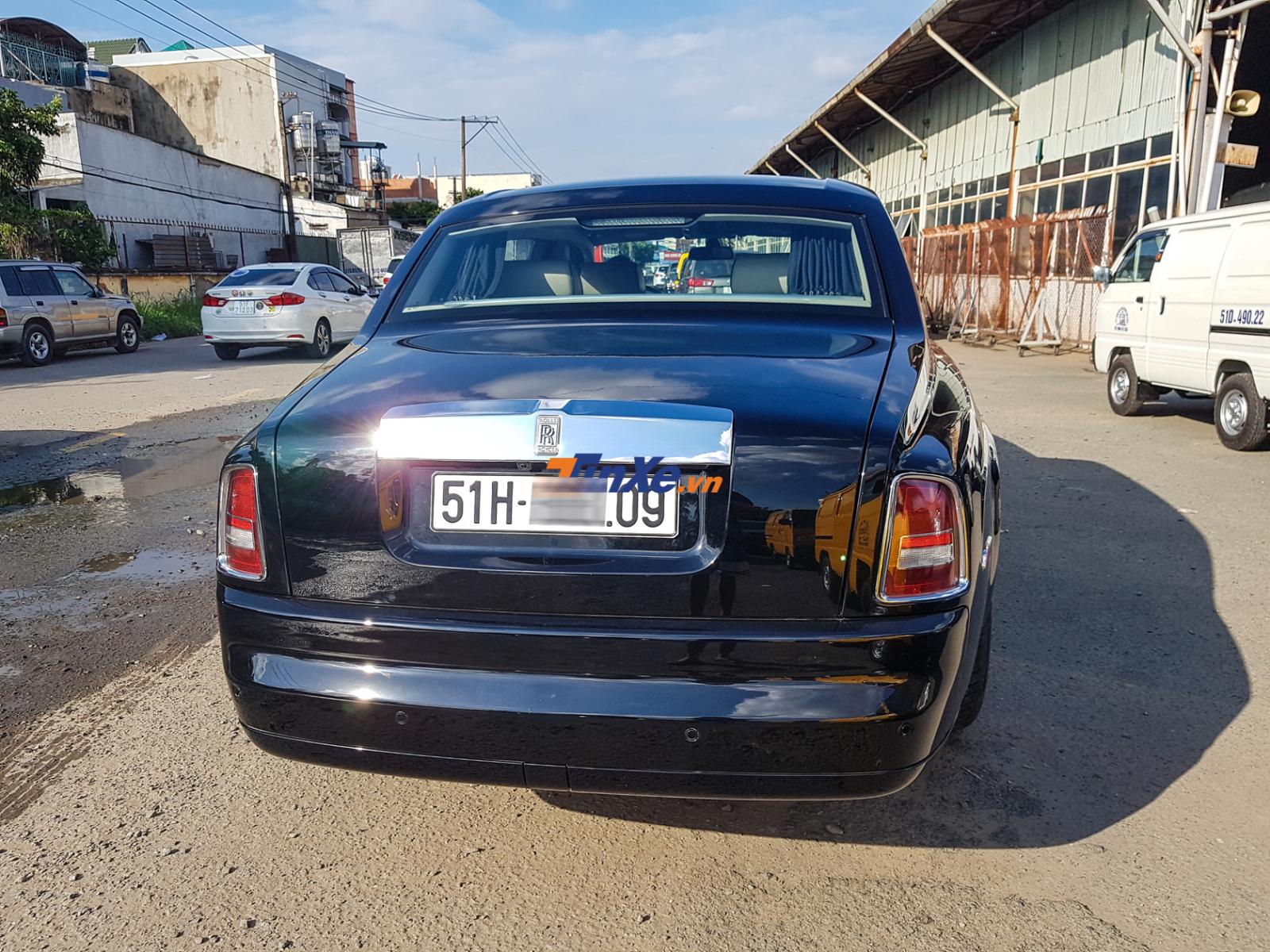 Vẻ đẹp của Rolls-Royce Phantom thế hệ thứ 7 phi&ecirc;n bản đầu ti&ecirc;n nh&igrave;n từ ph&iacute;a đu&ocirc;i xe