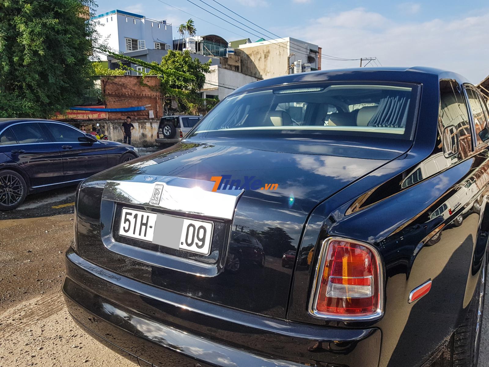 Đ&egrave;n hậu thiết kế vu&ocirc;ng vức c&oacute; th&ecirc;m c&aacute;c thanh mạ cr&ocirc;m b&oacute;ng lo&aacute;ng