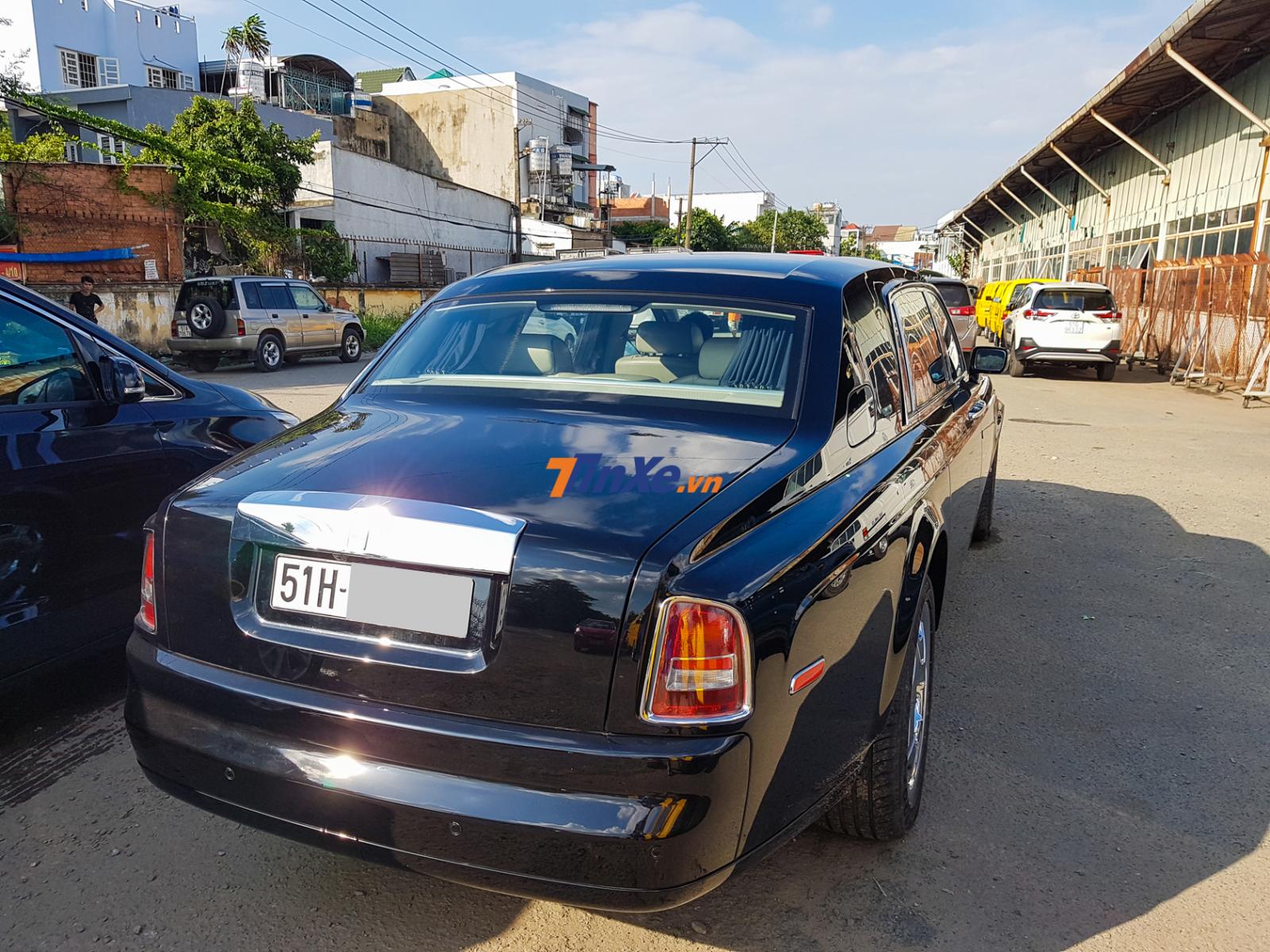Đầu ti&ecirc;n ch&iacute;nh l&agrave; chiếc xe si&ecirc;u sang n&agrave;y bị kẻ gian vặt logo một b&aacute;nh xe ph&iacute;a sau