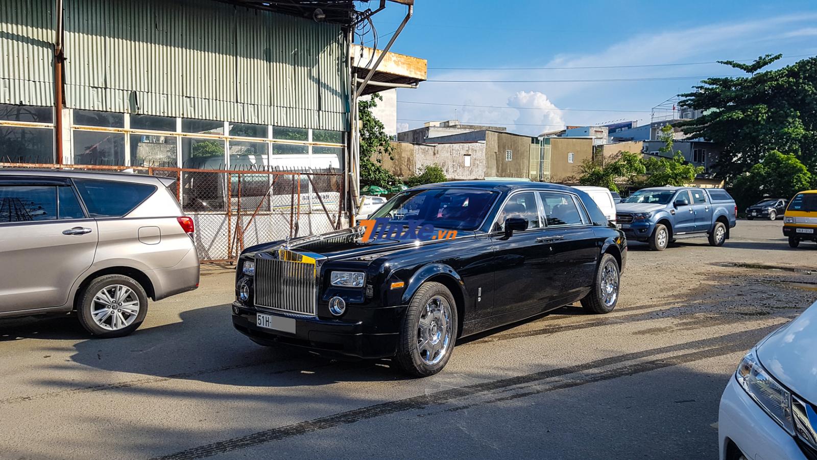chiếc xe si&ecirc;u sang Rolls-Royce Phantom thế hệ cũ n&agrave;y bị khuyết một chụp m&acirc;m b&aacute;nh xe ph&iacute;a sau khi đi đăng kiểm v&agrave; sau đ&oacute; lăn b&aacute;nh tr&ecirc;n đường phố đ&atilde; khiến kh&ocirc;ng &iacute;t người bất ngờ