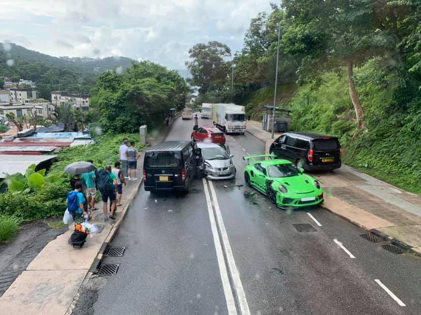 Hiện trường vụ tai nạn li&ecirc;n ho&agrave;n ở Hồng K&ocirc;ng khiến si&ecirc;u xe Porsche 911 GT3 RS đời 2019 gặp nạn