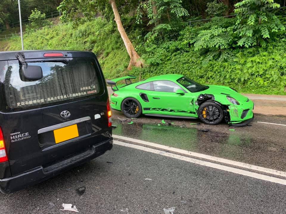 D&agrave;n &aacute;o b&ecirc;n h&ocirc;ng si&ecirc;u xe Porsche 911 GT3 RS đời 2019 n&agrave;y bị hư hỏng kh&aacute; nặng