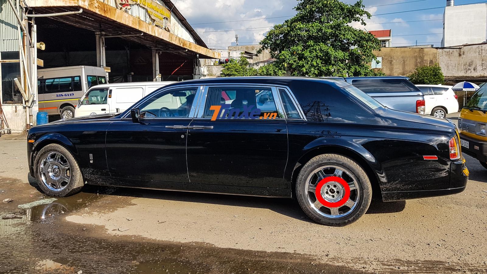 Xe triệu đ&ocirc; Rolls-Royce Phantom của nh&agrave; gi&agrave;u Việt đi đăng kiểm bị khuyết mất logo b&aacute;nh sau