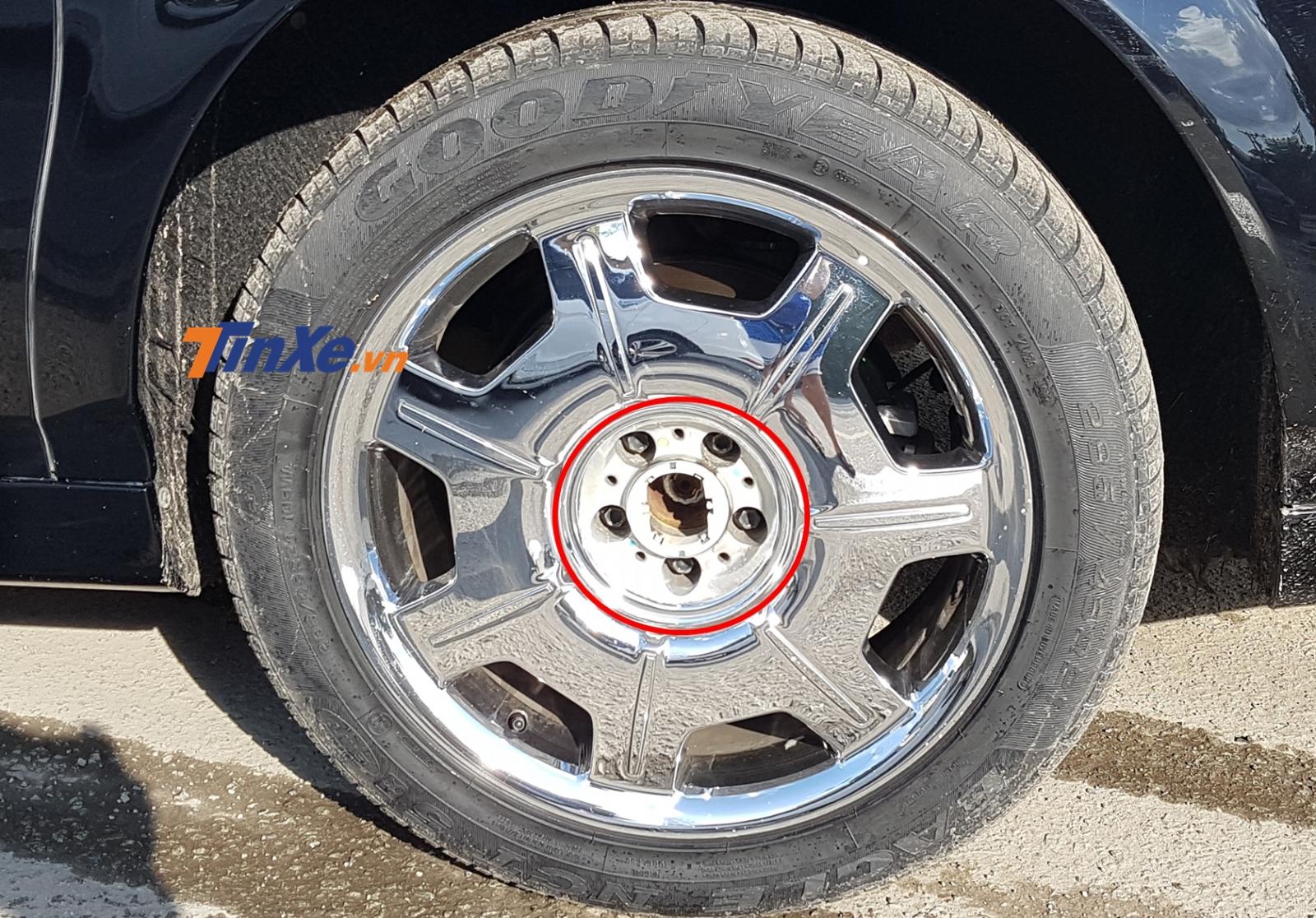 Cận cảnh b&aacute;nh xe bị mất chụp m&acirc;m Rolls-Royce của chiếc Phantom thế hệ thứ 7