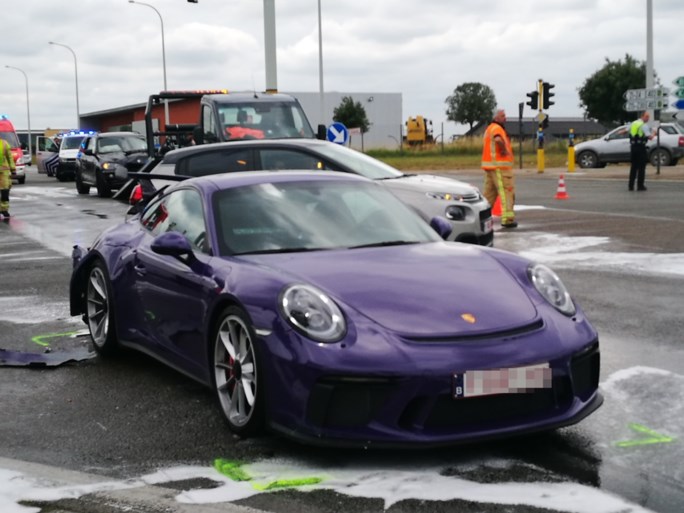 Lực lượng cứu hoả phải mất nhiều giờ mới dọn xong vụ tai nạn của Porsche 911 GT3 và BMW X5