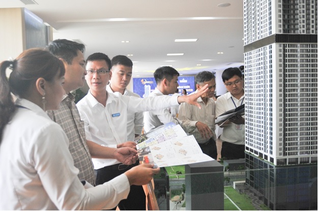 Kh&aacute;ch h&agrave;ng xem sa b&agrave;n căn hộ chung cư