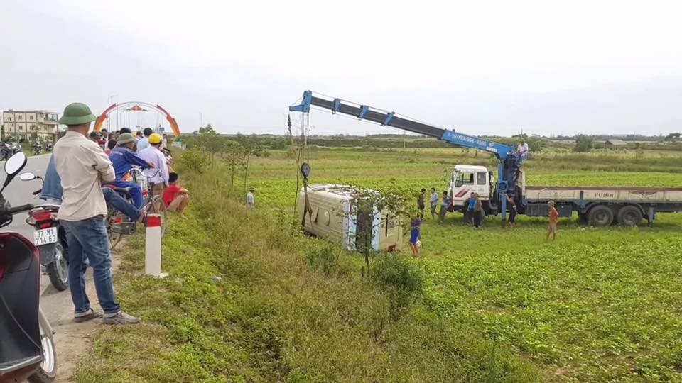 Xe cẩu đưa chiếc ô tô khách đi khỏi hiện trường vụ tai nạn
