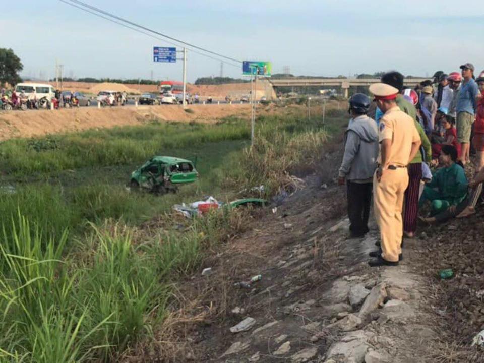 Lực lượng chức năng c&oacute; mặt tại hiện trường vụ tai nạn