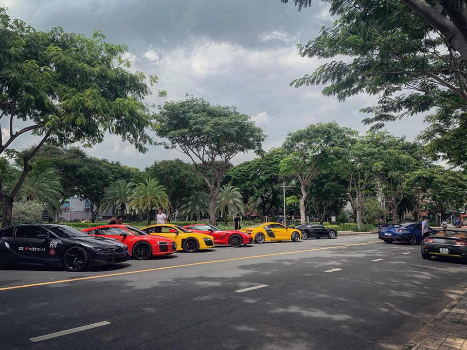 C&aacute;c si&ecirc;u xe v&agrave; xe thể thao với m&agrave;u sắc nổi bật như đỏ, v&agrave;ng, xanh dương v&agrave; cả m&agrave;u tối như x&aacute;m b&uacute;t ch&igrave; hay x&aacute;m kết hợp viền v&agrave;ng